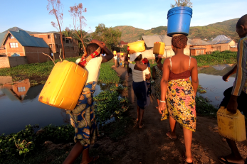 Congolese community members gathering water.