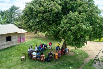 Des membres de la communauté participent à un dialogue communautaire visant à renforcer la cohésion sociale à Nyakunde, en avril 2026.