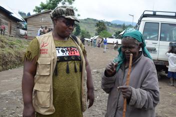 Louise Balingene, membre de l'équipe des programmes d’urgence de Mercy Corps à Goma, elle s’entretient avec une maman déplacée de Tongo en Territoire de Rutshuru.