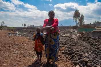 Odette Kahambu, 43 ans, résidente de Bushara, observe les dégâts causés par la lave sur le site du réservoir, surplombé par le Mt Nyiragongo. “On puisait beaucoup d'eau ici [mais] à cause du feu du volcan, on ne peut plus”, dit-elle.