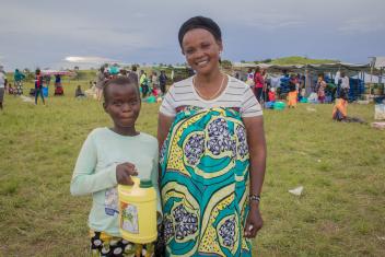 Mélanie Ausi Koudyo, 35 ans, rencontre un membre de l'équipe de Mercy Corps pour raconter son histoire et dire merci. Grâce à la foire SAFER, sa famille a des provisions alimentaires pour un mois, alors qu'elle commence à reconstruire ses moyens de subsistance.
