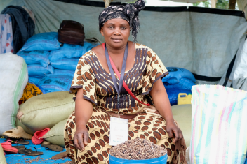Les foires à Nyankunde ont touché plus de 57,110 familles et ont été organisées par Mercy Corps en collaboration avec les commerçants locaux pour stimuler la reprise économique dans la région en soutenant des marchés locaux.