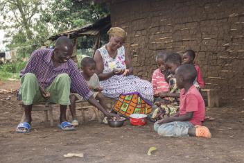 Avec un coup de pouce de l'aide alimentaire d'urgence de Mercy Corps, Marie et Badouin Emberamu, qui vivent avec leurs cinq petits-enfants, ont travaillé dur pour reconstruire leur maison et les champs qui ont été détruits lorsque la violence a éclaté à Nyankunde en avril 2021.