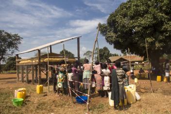 Christine Maikolu et ses jeunes enfants ont fui vers Nyankunde où ils ont trouvé refuge dans une école, mais ont souffert du manque d'eau et de nourriture. Ils ont fait partie des 43 000 personnes qui ont reçu de l'eau potable grâce au projet REACH de Mercy Corps. Par la suite, ils ont reçu de la nourriture et des articles de première nécessité lors d'une foire du projet SAFER de Mercy Corps.