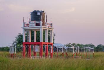 Station de pompage d'eau alimenté au moyen de panneaux photovoltaïque construite dans la zone de santé de Tchomia avec l'aide financière de l'Union Européenne. Une mini-adduction d'eau potable a été réalisée par forage, utilisant le système photovoltaïque pour alimenter plus de 20 mille personnes dont des déplacés qui vivent dans trois villages de cette zone.
