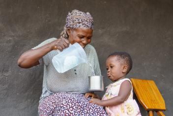 À l'écart des hostilités de Nyamamba (village d’origine) et des vagues impétueuses du lac Albert, Béatrice et sa famille se sont installées à Tchomia. Avec l'appui de Mercy Corps et du projet SAFER, leur localité a été dotée de l'eau potable, synonyme d'un environnement plus salubre et d’un risque nettement amoindri de maladie diarrhéique.