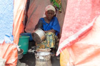 Furaha est fière de sa cuisine, elle lave régulièrement ses ustensiles pour préparer sa nourriture avec de l'eau potable.