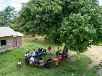 Des membres de la communauté participent à un dialogue communautaire visant à renforcer la cohésion sociale à Nyakunde, en avril 2026.